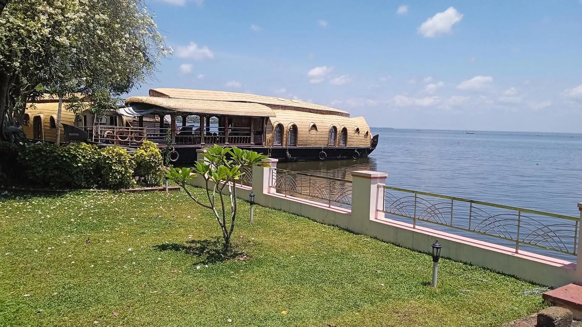 Botel Aqua Castle Houseboat - By Aqua Jumbo Houseboats Hotel Alappuzha